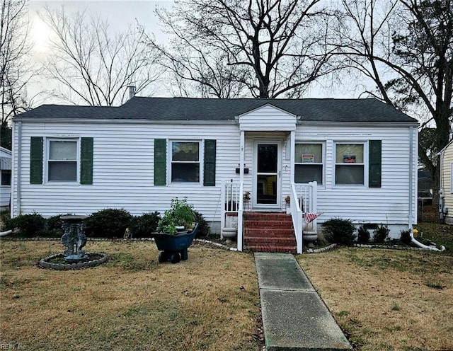 view of front of home featuring a front lawn