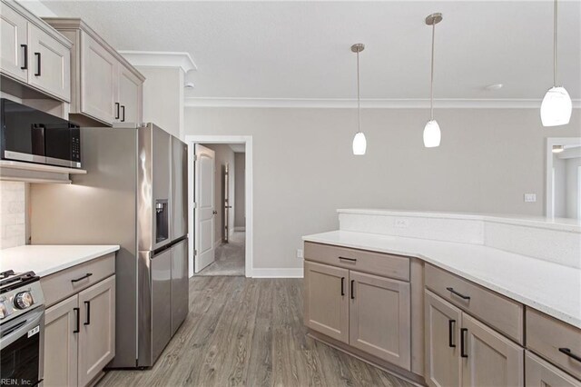 kitchen featuring stainless steel appliances, light hardwood / wood-style flooring, decorative light fixtures, and crown molding