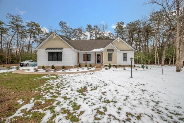 view of modern farmhouse style home