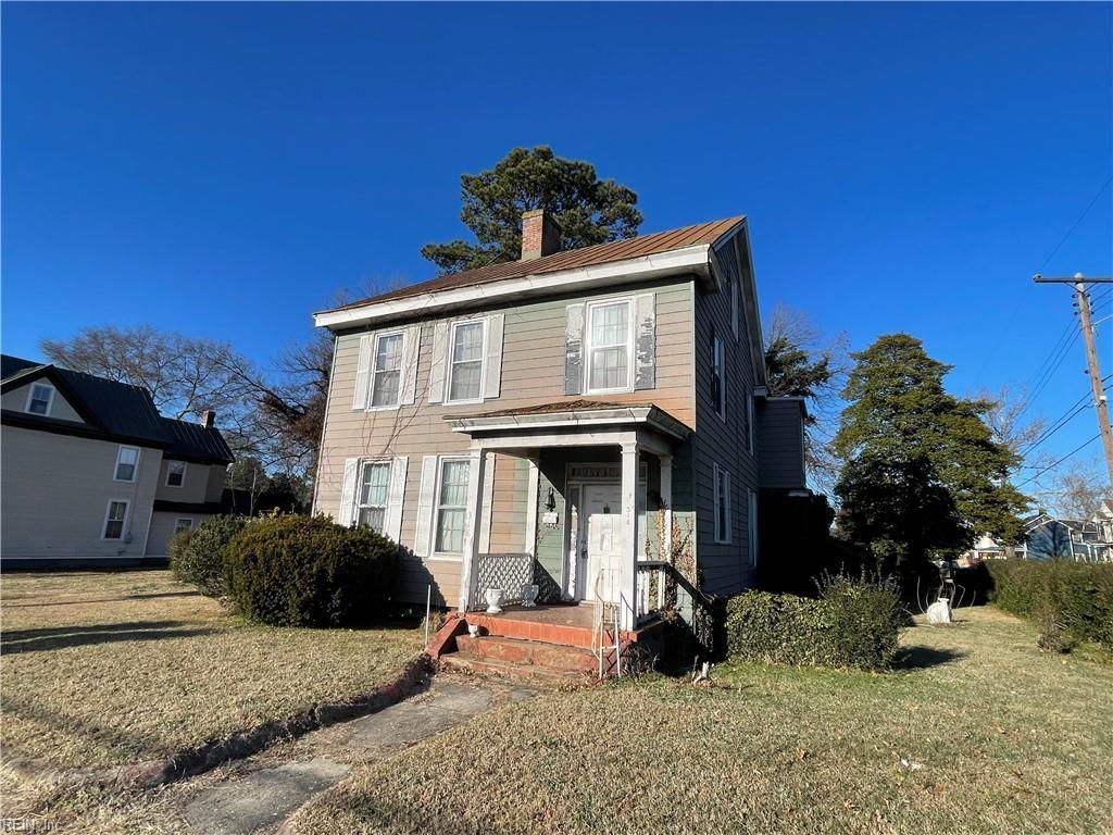 view of front of house featuring a front lawn