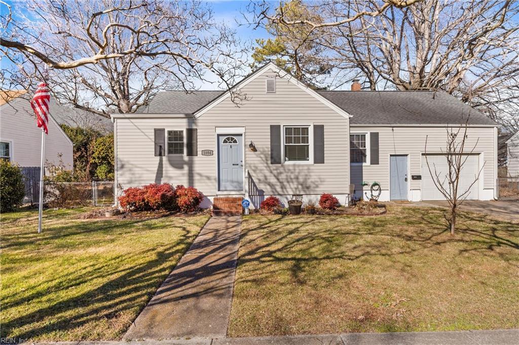 view of front of house featuring a front yard