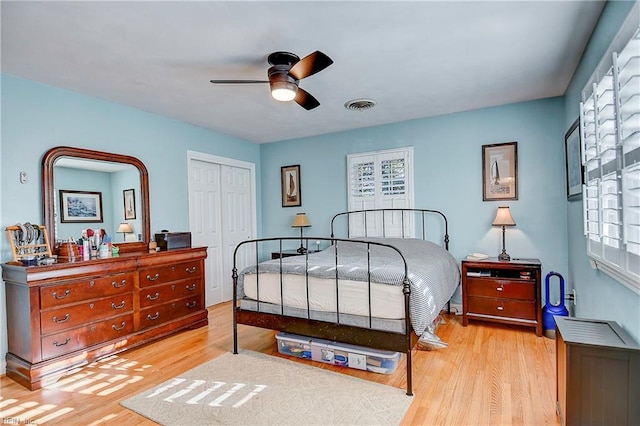 bedroom featuring ceiling fan, light hardwood / wood-style floors, and a closet