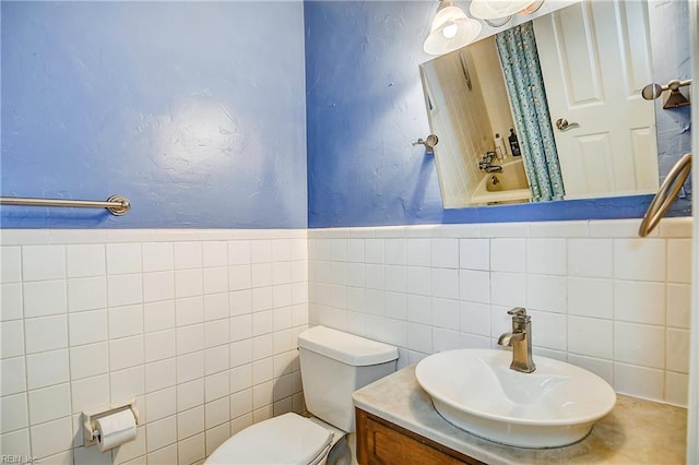 full bathroom with toilet, vanity, and shower / bath combo with shower curtain