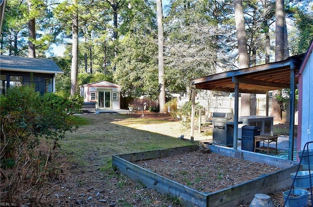 view of yard with an outdoor structure