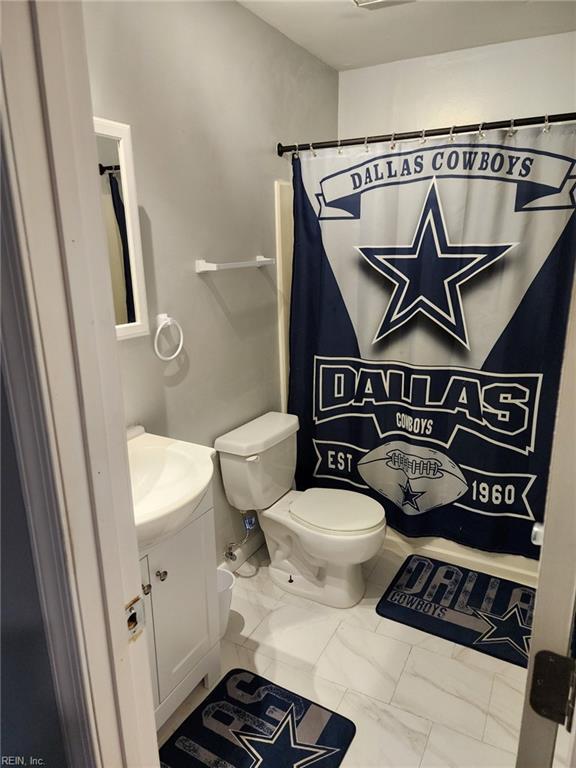 bathroom with toilet, a shower with curtain, and vanity