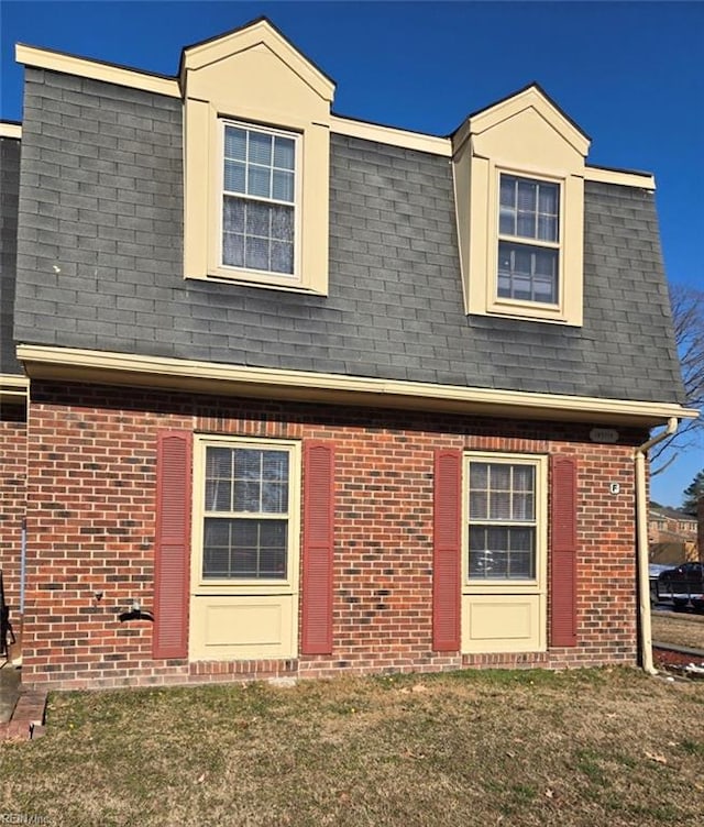 view of front of property with a front yard