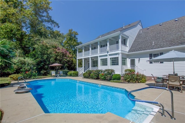 view of swimming pool featuring a patio