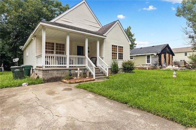 view of front of property featuring a front yard and covered porch