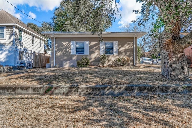 view of front of home featuring a front lawn