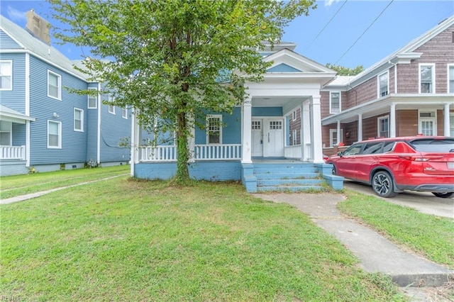 view of front facade featuring a porch and a front yard