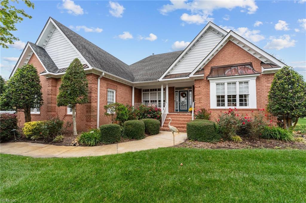 view of front of house featuring a front yard