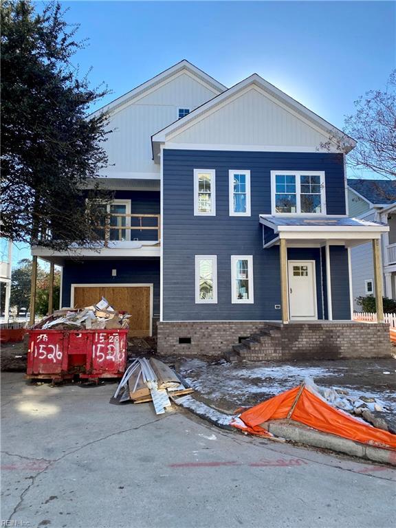 view of front of house featuring crawl space and a balcony