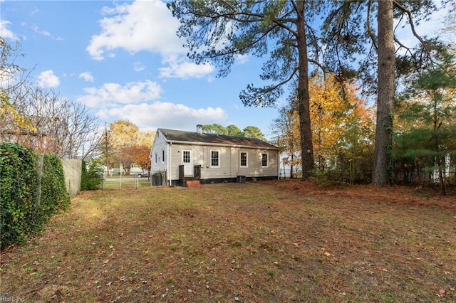 back of house featuring a lawn