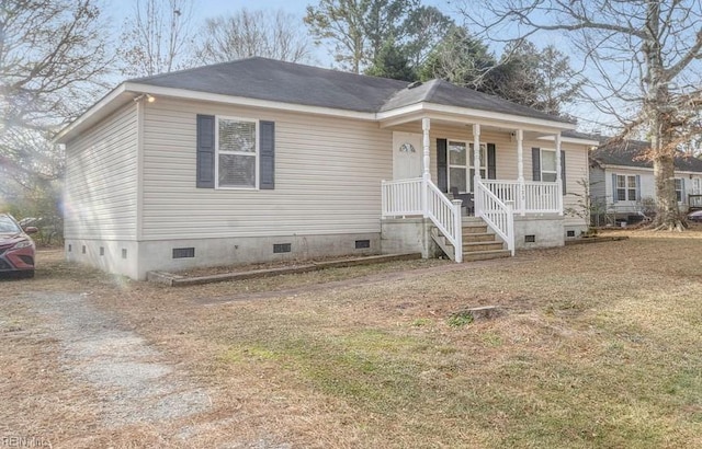 view of front of property with a front lawn and covered porch