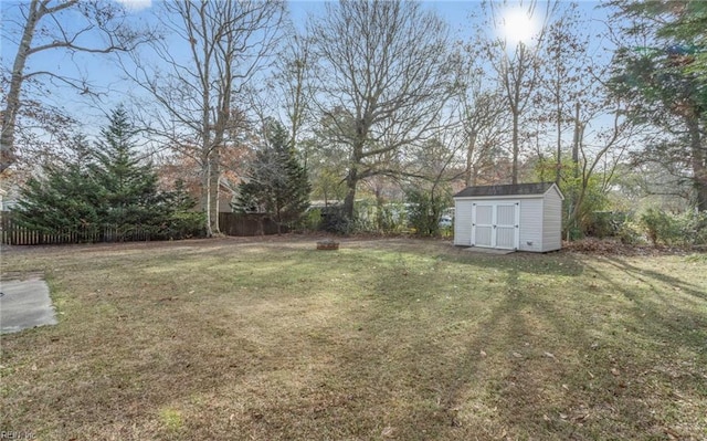 view of yard featuring a storage unit