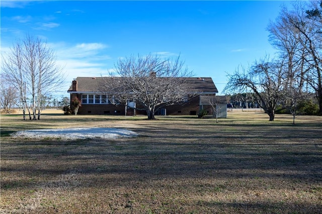 view of front facade featuring a front lawn