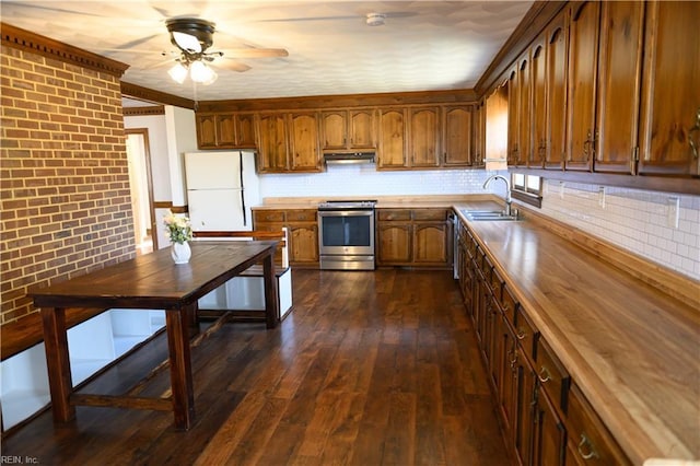 kitchen with dark hardwood / wood-style flooring, stainless steel appliances, decorative backsplash, sink, and ceiling fan