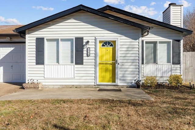 view of front facade with a garage and a front yard