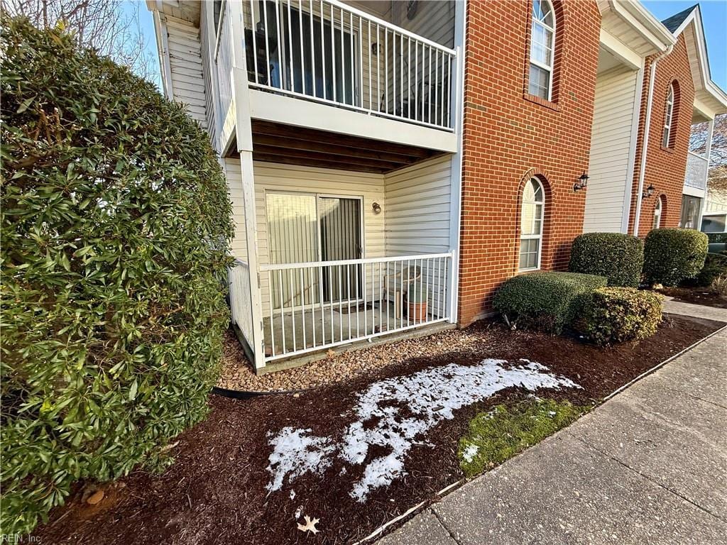 entrance to property with a balcony