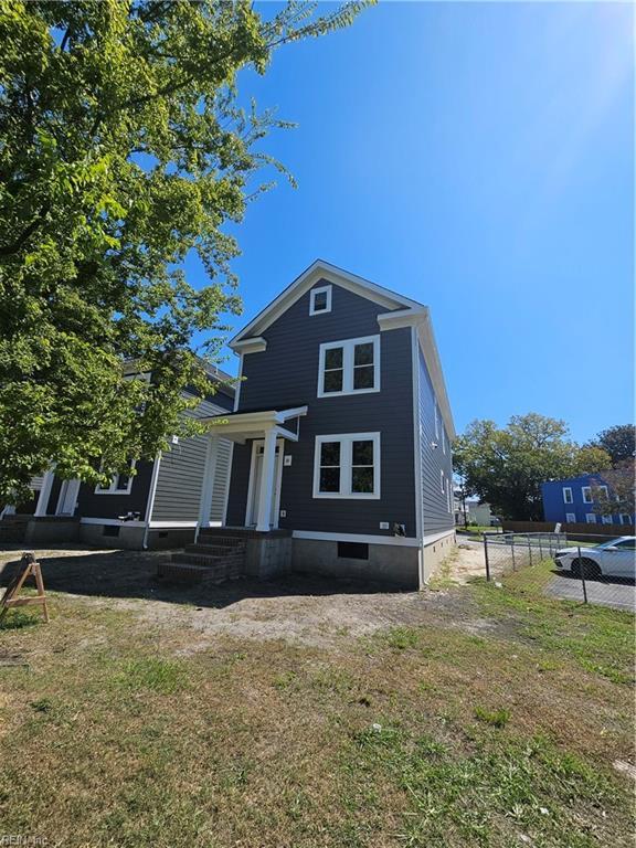 view of front of house featuring a front lawn