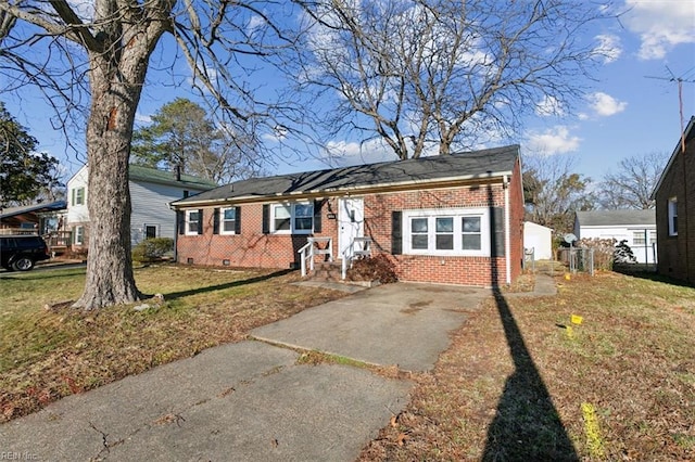 view of front of property featuring a front lawn