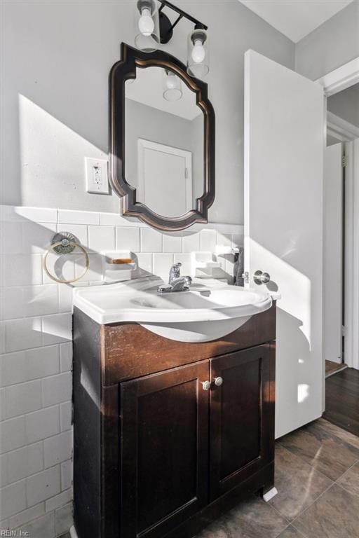 bathroom with tasteful backsplash and vanity