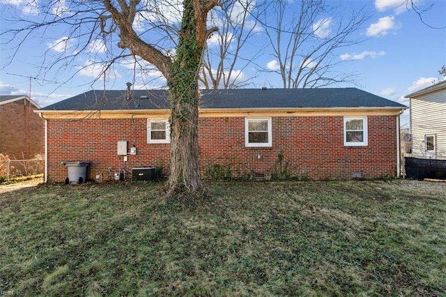 back of house featuring a lawn