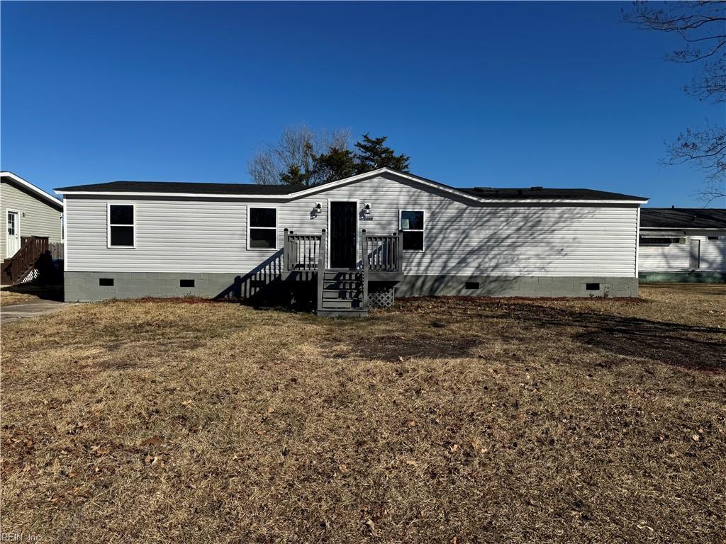 manufactured / mobile home featuring a front yard