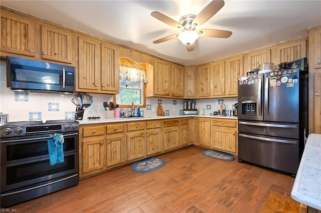 kitchen featuring tasteful backsplash, stainless steel appliances, dark hardwood / wood-style floors, and ceiling fan