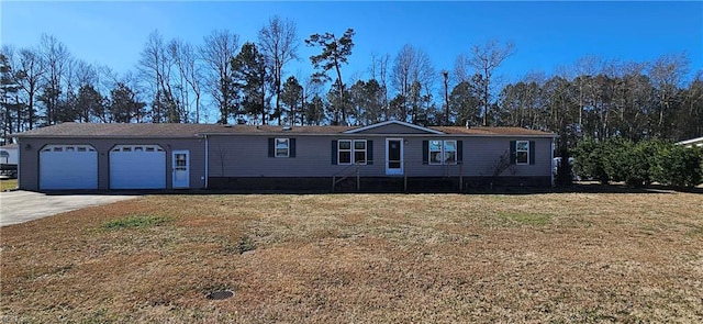 view of front of property featuring a garage and a front yard