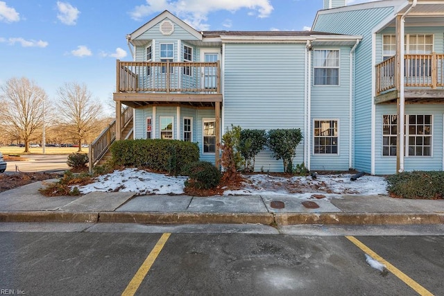 townhome / multi-family property featuring a balcony