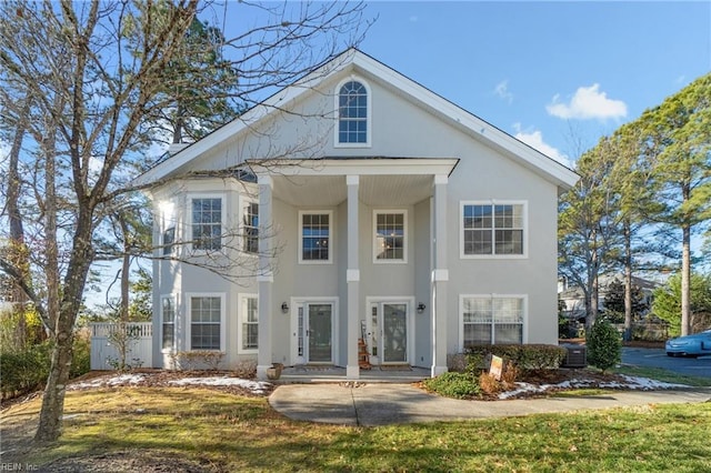 view of front facade featuring a front lawn