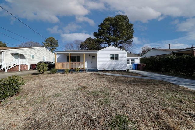 view of front of property featuring a porch and a front yard