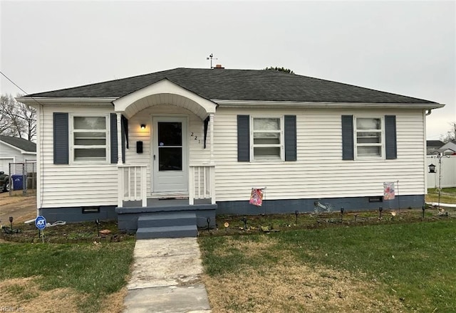 view of front of home featuring a front lawn