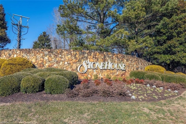 view of community / neighborhood sign