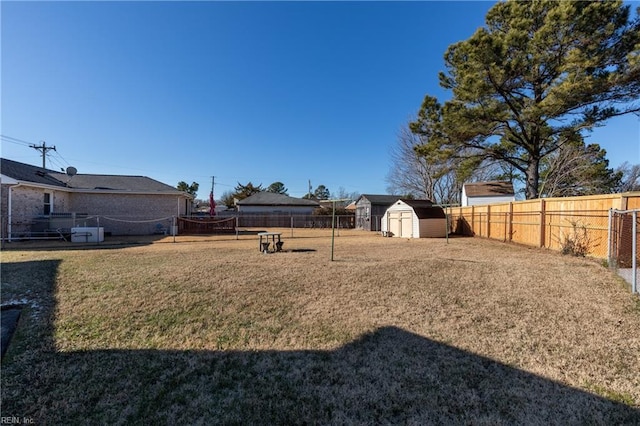 view of yard featuring a storage shed