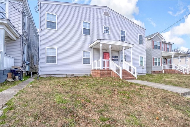 view of front of property with a front yard