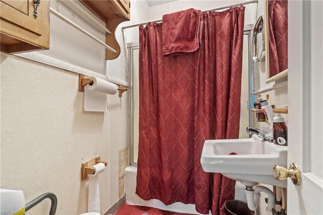 bathroom with shower / bath combo