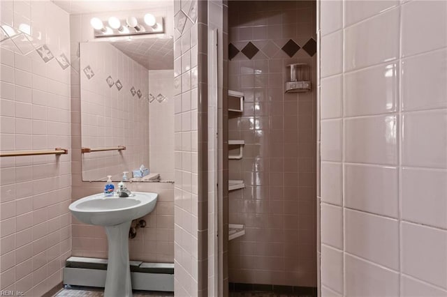 bathroom featuring tile walls