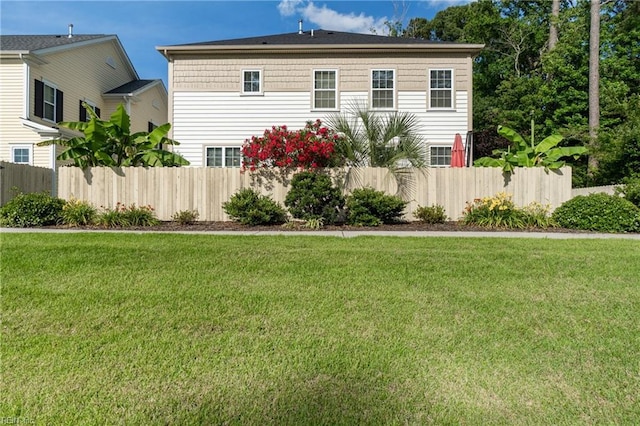 view of front facade featuring a front lawn