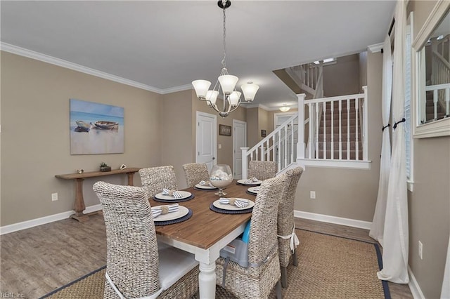 dining area featuring crown molding, hardwood / wood-style flooring, and a notable chandelier