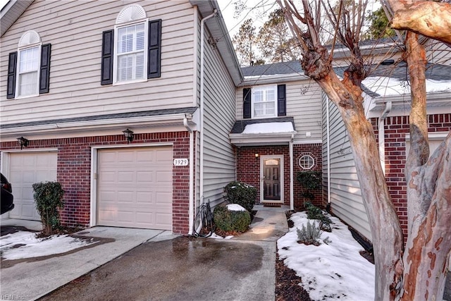 view of front of property featuring a garage