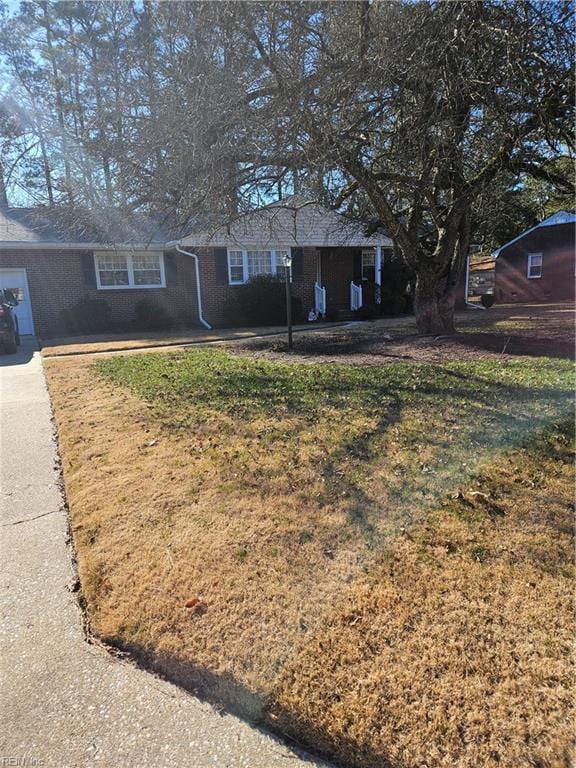 view of front of house with a front lawn