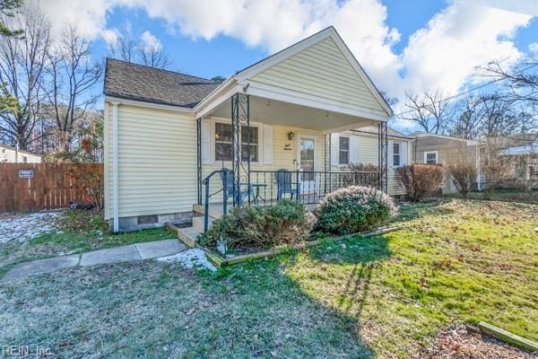 bungalow-style home featuring a front lawn and a porch