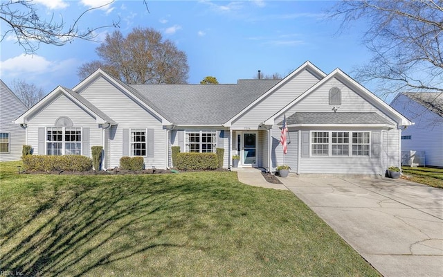 view of front of property featuring a front lawn