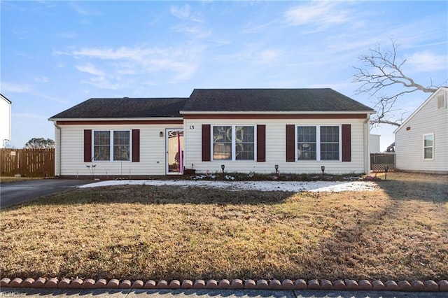 view of front of house featuring a front lawn