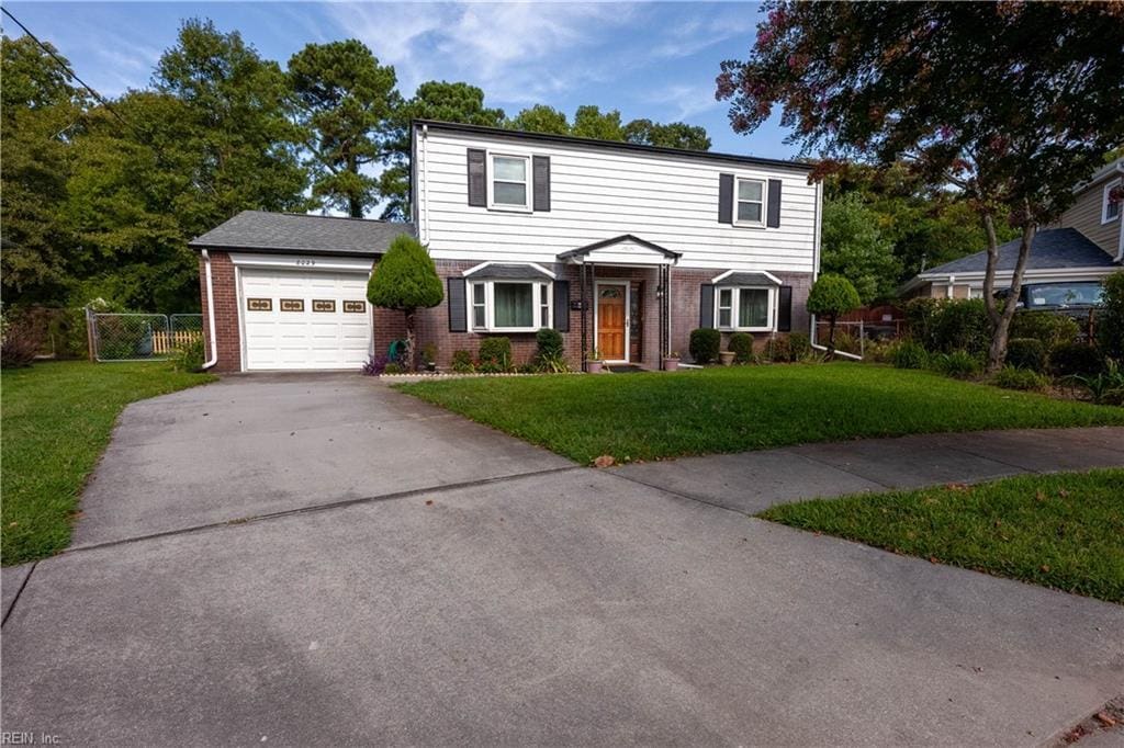 view of front of home featuring a front lawn and a garage