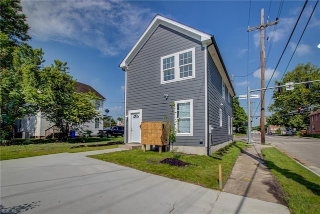 view of front facade with a front yard