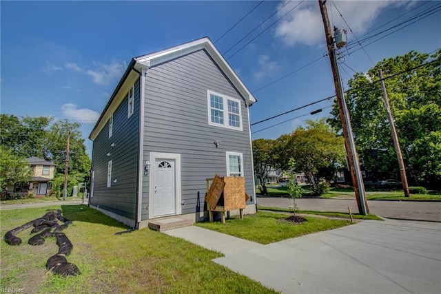 view of front of property with a front lawn