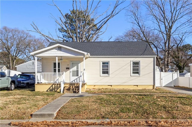 view of front of property featuring covered porch and a front lawn